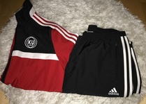 Adidas tuulipuku, koko S, 15€
myyjä Eve Härkönen