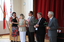 Seuran entiset puheenjohtajat vasemmalta Nina Brask, Neija Sinijärvi, Pentti Häkkinen, Martti Pennanen sekä kunniapuheenjohtaja Jorma Valtonen