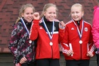 Pm-maastojen T13-sarjan joukkuehopeamitalistit Olivia Tyynilä, Viola Tyynilä ja Juulia Valjus, lisää kuvia kuvagalleriassa